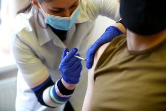 Vacinação contra Covid
REUTERS/Ints Kalnins