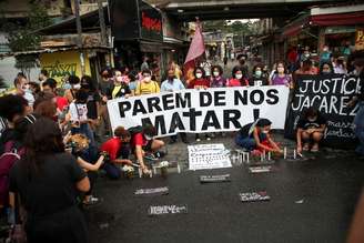 Manifestantes participam de protesto em entrada do Jacarezinho após mortes em operação policial
7/5/2021 REUTERS/Ricardo Moraes