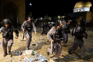 Polícia israelenseem ação durante confronto com palestinos próximo de uma mesquita, em Jerusalém. 7/5/2021. REUTERS/Ammar Awad