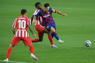 Barcelona e Atlético de Madrid se enfrentam neste sábado (Foto: GABRIEL BOUYS / AFP)