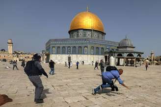 Polícia israelense e palestinos se enfrentam em frente à mesquita de Al Aqsa em Jerusalém
10/05/2021 REUTERS/Ammar Awad  