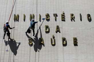 Funcionários limpam fachada do prédio do Ministério da Saúde
30/03/2021
REUTERS/Ueslei Marcelino