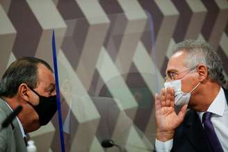 Omar Aziz conversa com Renan Calheiros durante CPI
 6/5/2021   REUTERS/Adriano Machado