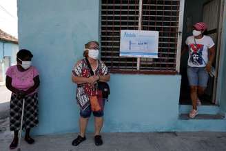 Pessoas aguardam vacinação em Havana
 12/5/2021   REUTERS/Alexandre Meneghini