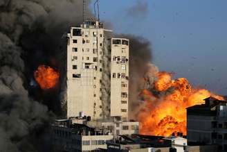 Prédio em chamas em Gaza
 12/5/2021    REUTERS/Ibraheem Abu Mustafa