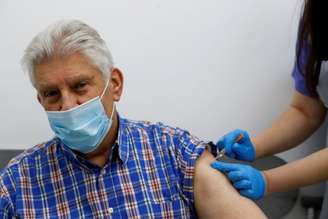Homem é vacinado contra Covid-19 em Londres
 14/1/ 2021   REUTERS/Paul Childs