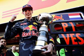 Max Verstappen comemora sua primeira vitória no GP da Espanha de 2016.