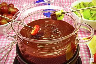 Guia da Cozinha - Fondue de chocolate com frutas pronto em 20 minutos