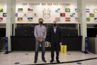 Landim e Caboclo posam para foto na sede da CBF, no Rio (Foto: Divulgação)