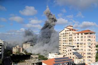Fumaça em Gaza após ataque aéreo de Israel
 17/5/2021   REUTERS/Suhaib Salem