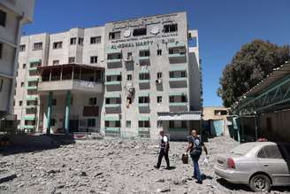 Médicos palestinos caminham na sede do Ministério da Saúde destruída após ataques aéreos israelenses em Gaza
19/05/2021 REUTERS/Mohammed Salem