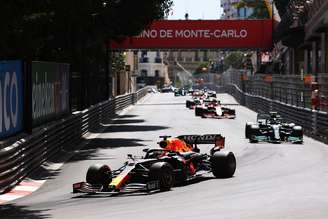 Max Verstappen desfila nas ruas de Mônaco na tarde deste domingo 