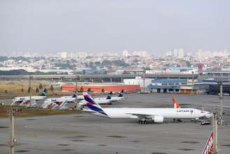 Aeronaves de Azul e Latam no aeroporto de Guarulhos (SP) 
19/05/2020
REUTERS/Amanda Perobelli