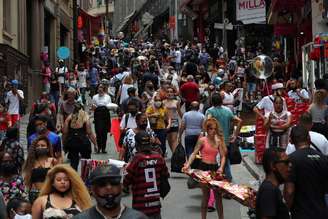 Consumidores fazem compras em rua comercial de São Paulo em meio a disseminação da Covid-19
15/12/2020
REUTERS/Amanda Perobelli