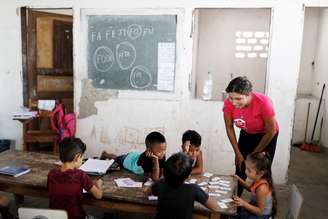 Professora dá aula para crianças na Escola São José no município de Belágua, Maranhão
10/10/2018
REUTERS/Nacho Doce