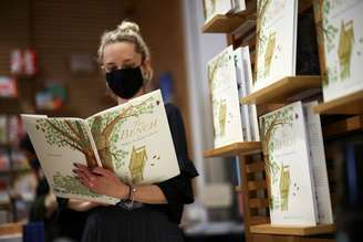 Mulher lê livro "The Bench", da duquesa de Sussex, em Londres, Reino Unido
08/06/2021 REUTERS/Henry Nicholls