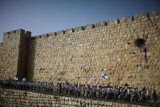 FOTO DO ARQUIVO: Jovens agitam bandeiras israelenses durante desfile que marca Dia de Jerusalém enquanto marcham ao redor dos muros que cercam a Cidade Velha de Jerusalém
10/05/2021 REUTERS/Nir Elias