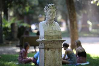 Busto do poeta italiano Dante Alighieri em Roma, na Itália
01/06/2021 REUTERS/Yara Nardi