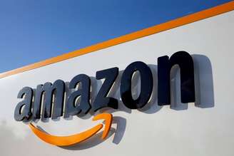 Logotipo da Amazon em frente a unidade da companhia, na França. 8/8/2018. REUTERS/Pascal Rossignol
