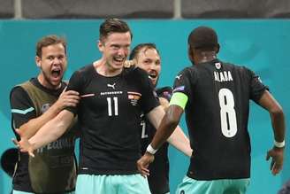 Gregoritsch (camisa 11) recebeu belo cruzamento de Alaba no segundo gol (Foto: MARKO DJURICA / POOL / AFP)