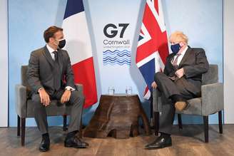 Primeiro-ministro britânico, Boris Johnson, e o presidente da França, Emmanuel Macron, durante encontro do G7. 12/6/2021. Stefan Rousseau/Pool via REUTERS