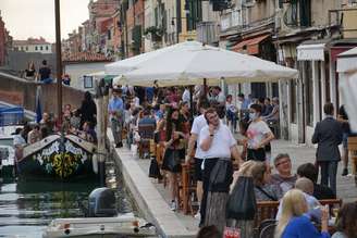 Diversos italianos visitam restaurantes em Veneza