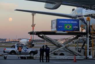 Contêiner refrigerado contendo vacinas contra Covid-19 chega ao aeroporto de Guarulhos. 25/5/2021. REUTERS/Carla Carniel