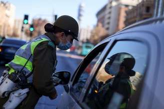 Policial controla circulação de veículos numa avenida principal em Santiago, no Chile, durante a pandemia de Covid-19. 12/6/2021. REUTERS/Ivan Alvarado