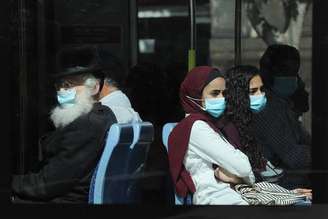 Israelenses não precisam mais usar máscaras nem ao ar livre e nem em ambientes fechados, com raras exceções