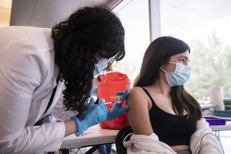 Vacinação acima dos 50% fez Califórnia retirar maior parte das restrições sanitárias
