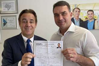 Flávio Bolsonaro mostra sua ficha de filiação ao Patriota; senador entrou para o partido mês passado