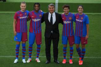 O Barcelona anunciou o novo uniforme para a temporada 2021/22 nesta terça (Foto: LLUIS GENE / AFP)
