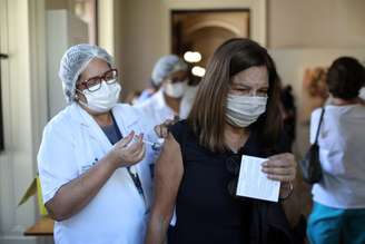 Mulher recebe dose de vacina da AstraZeneca contra Covid-19 no Palácio do Catete no Rio de Janeiro
23/04/2021 REUTERS/Pilar Olivares