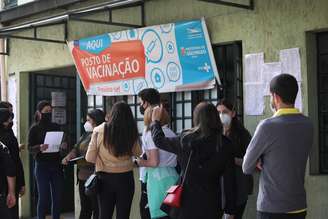UBS da Avenida Ceci, na zona sul de São Paulo (SP) tem filas de pessoas que vieram se cadastrar para a 'xepa' da vacina contra a Covid-19. Elas serão vacinadas com os imunizantes que sobrarem no final do dia