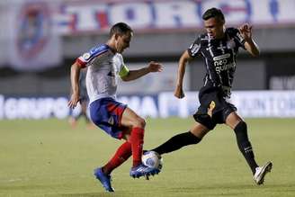 Cantillo em ação em duelo com Rodriguinho no empate em 0 a 0 com o Bahia (Foto: Felipe Oliveira/Bahia)