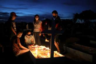 Familiares visitam túmulo de vítima da covid-19 em Manaus (AM) 