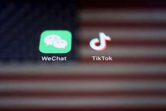 Logotipos do WeChat e do TikTok com imagem da bandeira dos EUA ao fundo. REUTERS/Florence Lo