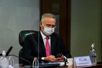 O Senador Renan Calheiros acompanha o depoimento de Wilson Witzel, na Covid-19 no Senado Federal em Brasília (DF), nesta quarta-feira (16), que responde sobre suspeitas de desvio de recursos destinados ao combate à pandemia