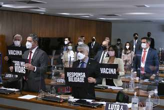 Senadores fazem um minuto de silêncio para homenagear os 502.817 mortos por covid-19 no Brasil durante depomento do ex-ministro Osmar Terra à CPI da Covid. 