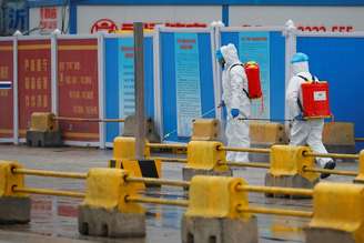Trabalhadores lançam desinfetante em mercado de Wuhan durante visita da OMS
31/01/2021
REUTERS/Thomas Peter