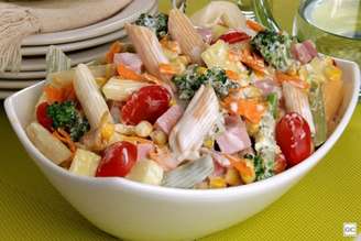Guia da Cozinha - Salada de macarrão com legumes e frios