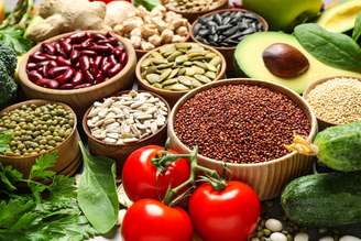 Sementes de abóbora, tomates, abacate e folhas verdes fazem parte da dieta anti-inflamatória
