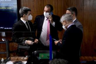 Randolfe Rodrigues, Omar Aziz, Alessandro Vieira e Humberto Costa conversam antes de sessão da CPI nesta quarta-feira