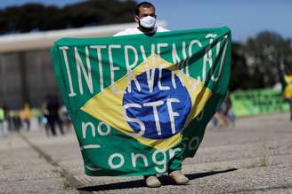 Manifestante com bandeira que defende intervenção no STF e no Congresso durante ato em Brasília
31/05/2020 
REUTERS/Ueslei Marcelino