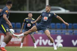 O zagueiro em ação durante treinamento com a Seleção Brasileira 