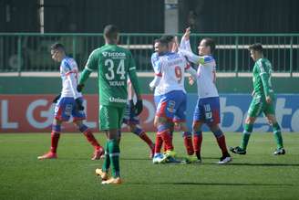 Jogadores do Bahia comemoram gol durante partida entre Chapecoense e Bahia