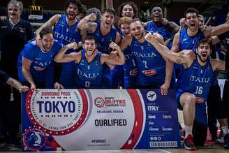 Seleção italiana de basquete comemora a vaga olímpica após superar a Sérvia na decisão em Belgrado