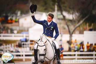 João Victor embarca com seu cavalo para disputar Olimpíada Reprodução/Instagram joaov_oliva