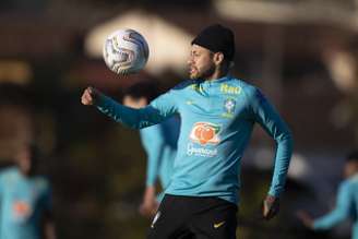 Neymar treina de gorro na Granja Comary, em Teresópolis, nesta quinta-feira Lucas Figueiredo/CBF