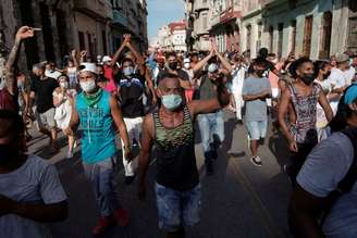Manifestantes gritam slogans contra o governo cubano durante protesto em Havana
11/07/2021 REUTERS/Alexandre Meneghini